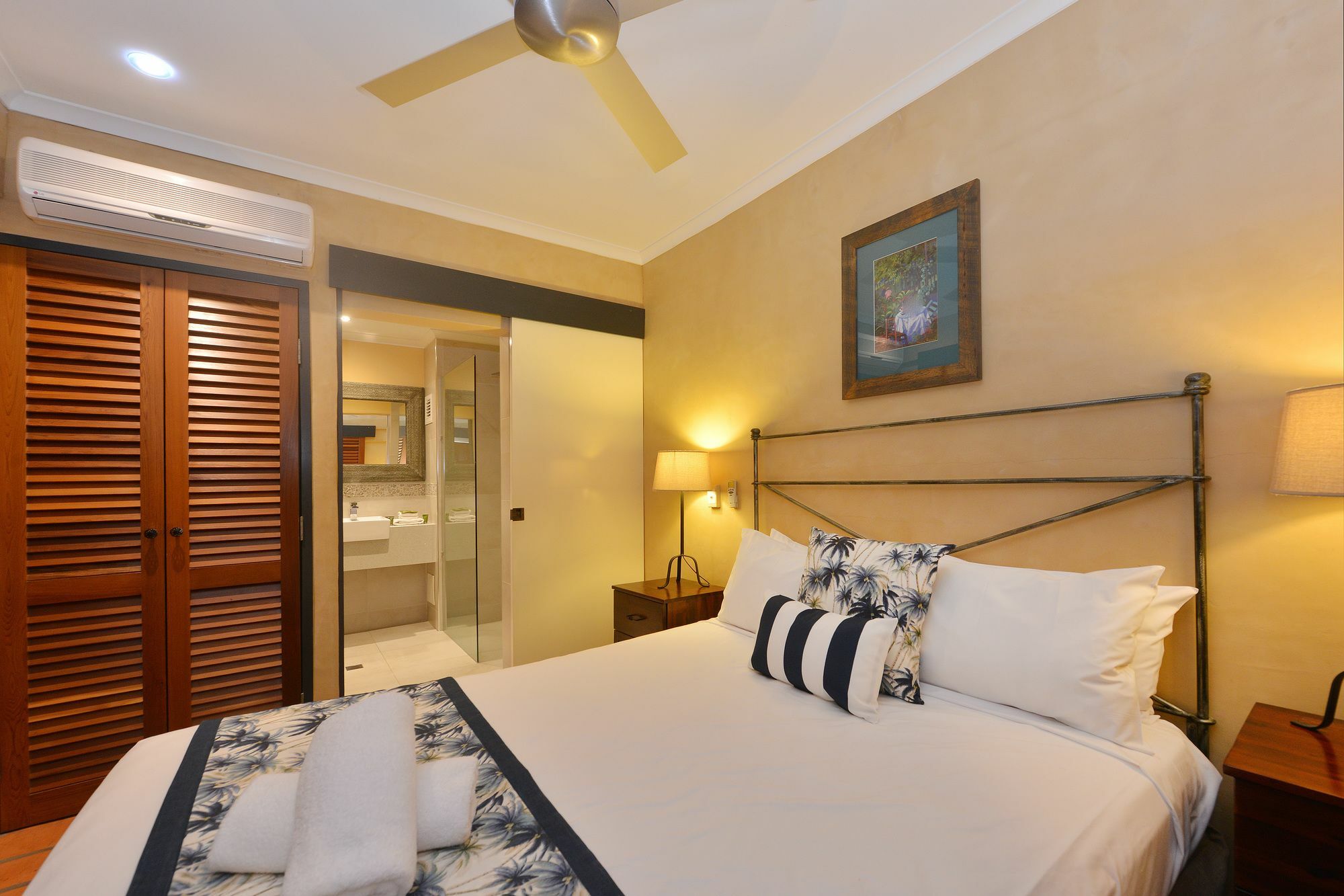 Seascape Apartments At Villa San Michele Port Douglas Buitenkant foto